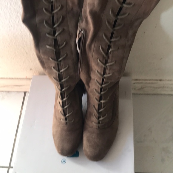 High heel lace up boots - Picture 2 of 3